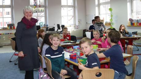 Gabriele Binder-Stoll ist seit diesem Schuljahr auch Schulleiterin der Grundschule Tussenhausen und hat neben den vielen Aufgaben als Schulleiterin auch eine Klassenführung übernommen. Inmitten der Kinder fühlt sich die 61-Jährige rundum wohl.  	