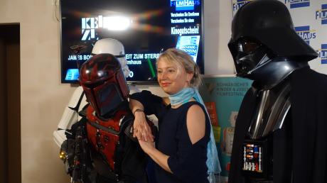 Darth Vader ganz nah: Moderatorin Nicole Lohfink scherzte während des Schwäbischen Kinder- und Jugendfilmfestivals im Kino Türkheim mit den „Star Wars Freunden Allgäu“, die dort zu Gast waren. 