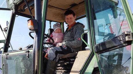 Ob Corona oder nicht, Bauer Markus Hemmerle hat derzeit noch immer gut zu tun. Fürs Foto durfte auch Töchterchen Marei auf den Traktor. 	