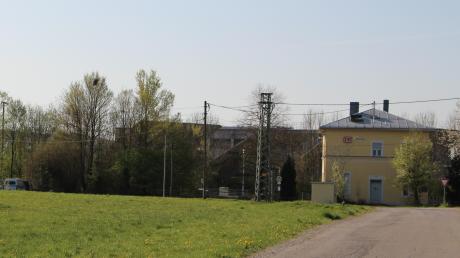 Auf dieser Wiese beim Stettener Bahnhof will die Möbelhauskette XXXLutz ein Service-Center errichten. Lkw und Transporter sollen es über die Straße „Am Schleifwegacker“ rechts im Bild anfahren und nicht über die Bahnhofsstraße. 	