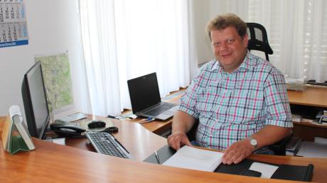 Seit gut 100 Tagen ist der Schreibtisch im Salgener Rathaus der neue Arbeitsplatz von Roland Hämmerle. Der neue Bürgermeister setzt in seiner Gemeinde auf Kontinuität. 	