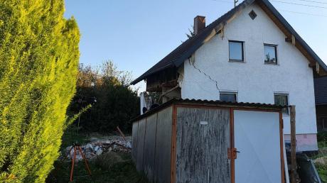 Dieses Haus in Ettringen sollte eigentlich saniert werden, die Arbeiten dazu waren im Gang. Am Freitag stürzte das Gebäude allerdings teilweise ein.  	