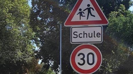 In Wiedergeltingen hat man die bestehende Tempo-30-Regel bei der Grundschule angepasst. Die Schule liegt an der Hauptdurchgangsstraße des Ortes. 