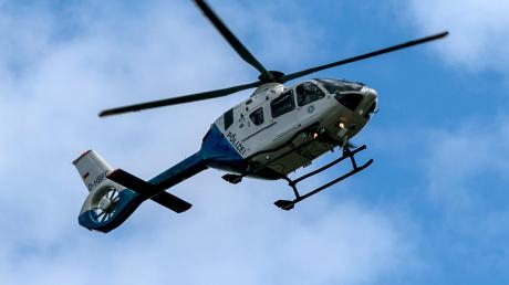 Eine Zeuge hatte aus einem Waldstück in Margertshausen ängstliche Schreie gehört. Die Polizei setzte bei der Suche auch einen Hubschrauber ein. 	