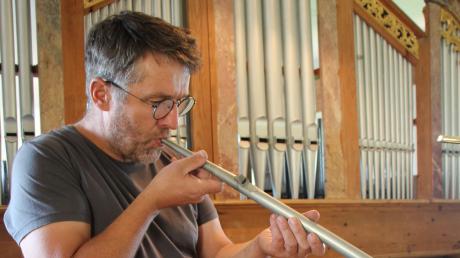 Gunnar Schmid testet den Klang einer Orgelpfeife. Vor ihm liegt das Intonationsbesteck, mit der er der Orgel ihren charakteristischen Klang zurückgibt. 