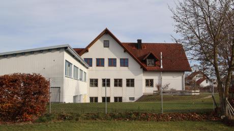 Südlich des Bestandsgebäudes der Ramminger Grundschule wird der neue Kinderhort errichtet. Ein überdachter Bereich wird beide Gebäude miteinander verbinden. 	 