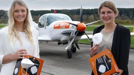Julia Kerler (links) und Theresa Pfeifer-Wölfle sind die Gesichert hinter dem Masken-Projekt beim Mattsieser Flugzeugbauer Grob Aircraft. 	