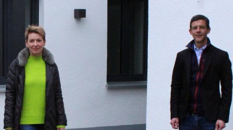 Brigitte Maier mit Roman Ohneberg (links) und Björn Glass bei der Spendenübergabe vor dem Haus der ambulant betreuten Wohngemeinschaft in Salgen. 	