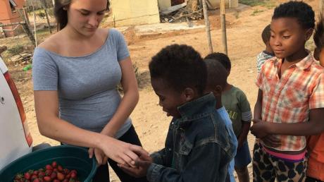 Mona Högg verteilt Erdbeeren an Kinder im südafrikanischen Addo. Die Lehramtsstudentin berichtet unter anderem über Corona in Afrika und dass die arme Bevölkerung von der Krise besonders betroffen ist.  	