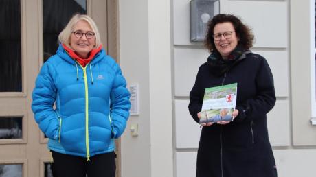 Freuen sich gemeinsam über die erfolgreiche Umsetzung des Seniorenwegweisers für Wiedergeltingen (von links): Bürgerverein-Rätin Brigitte Roth und Quartiersmanagerin Birgit Möller. 	 