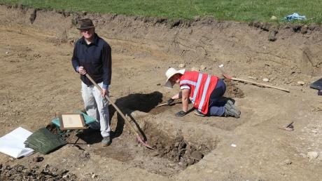 Archäologe Stefan Mühlemeier und Grabungsleiterin Andrea Happach stehen in den beiden Alamannengräbern und nehmen noch Nachbearbeitung vor. 	