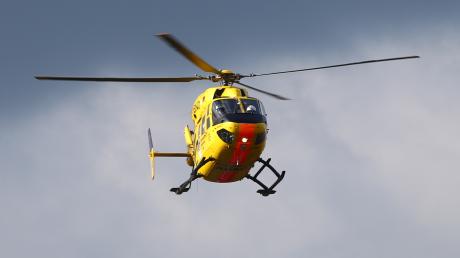 Ein Rettungshubschrauber brachte den  Mann, der in Mödingen mit der Hand in eine Kreissäge geraten war, in ein Krankenhaus.