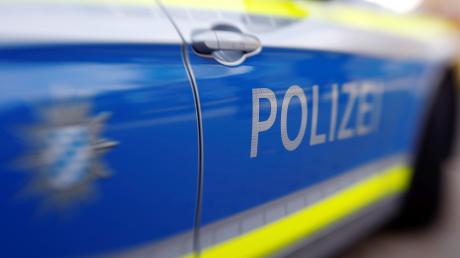 Ein Autofahrer hat am Montagmorgen in Vöhringen die Vorfahrt eines Radfahrers missachtet. Das Auto und der Radfahrer stießen zusammen.  