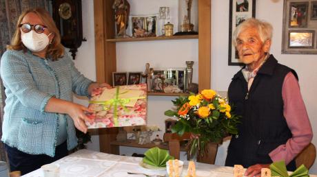 Bürgermeisterin Birgit Steudter-Adl Amini (links) gratulierte Emilie Beermann zum 100. Geburtstag. 	