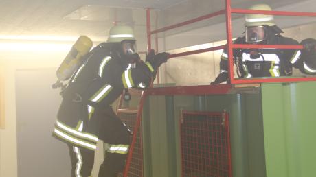 Feuerwehrleute aus dem ganzen Unterallgäu werden bei der Mindelheimer Feuerwehr zu Atemschutzgeräteträgern ausgebildet. In der Prüfung müssen sie auch auf einen Container klettern - danach hinein, durch eine enge Stelle und auf der anderen Seite wieder hinaus.