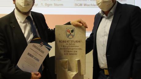 Zum vollendeten 25. Dienstjubiläum erhielt Bürgermeister Robert Sturm (links ) stellvertretend für das Gremium und die Verwaltung aus den Händen seines Stellvertreters Roland Wagner eine Plastik. Der dafür verwendete Stein stammt aus Sturms Heimatregion Donau-Ries. 
