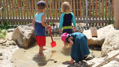 Der Wasserlauf im Garten der Kita Marcellin-Champagnat in Mindelheim ist die Krönung für die Kinder. Da braucht es keine vorgefertigten Spielsachen. Die Fantasie blüht auch so. 	