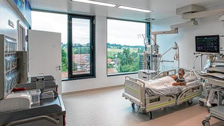 Die neue Intensivstation an der Ottobeurer Klinik verfügt über neun Betten. Bisher hatte das Krankenhaus nur sechs Intensivplätze. Auf dem Foto liegt zur Veranschaulichung eine Puppe im Bett. Neben der Intensivstation ist auch ein neuer OP-Trakt mit drei Operationssälen gebaut worden. 	