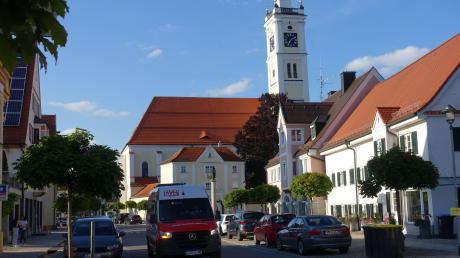 Der Flexibus, an seinem zweiten Einsatztag nachmittags auf der Maximilian-Philipp-Straße in Türkheim. Für den Rufbus gibt es über 300 Haltestellen im östlichen Landkreis Unterallgäu und in Buchloe. 