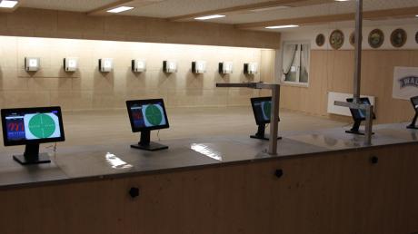 Künftig trainieren Wiedergeltingens Schützen an elektronischen Schießständen, welche die Treffer auf Monitoren anzeigen.  	