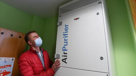 In einigen Räumen der Parkschule in Stadtbergen, im Bild Schulleiter Jürgen Brendel, stehen Geräte zur Lufteinigung. In anderen Kommunen im Landkreis Augsburg läuft die Diskussion um die Anschaffung noch.