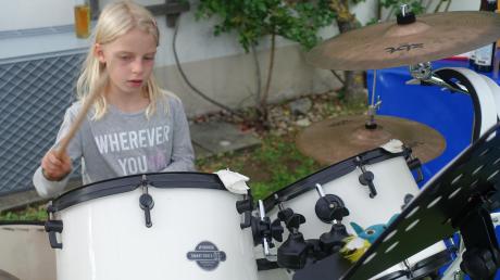 Bernadette aus Wiedergeltingen durfte im Türkheimer Schlosspark ihr Wunschinstrument schon einmal ausprobieren. Am Schlagzeug machte sie gleich eine gute Figur. 