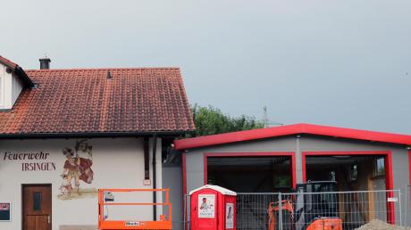Durch eine zusätzliche Fahrzeughalle wird das Feuerwehrgerätehaus in Irsingen für 350.000 Euro um 150 Quadratmeter bis Oktober erweitert. Der Anbau war nötig, weil das Feuerwehrhaus zu klein war. Eine notwendige wie sinnvolle Investition in die Zukunft, wie Bürgermeister Kähler meinte.