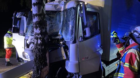 Ein Lastwagen prallte bei Bad Wörishofen frontal gegen einen Baum. Der Fahrer wurde schwer verletzt. 