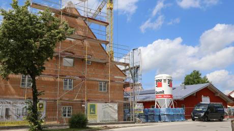 Der Umbau des ehemaligen Polizeigebäudes zum Dorfgemeinschaftshaus (links) und der Erweiterungsbau für die Kinderkrippe (rechts) gehen gut voran. Die Krippe soll bereits Ende August abgenommen werden und kann dann in Betrieb gehen. 