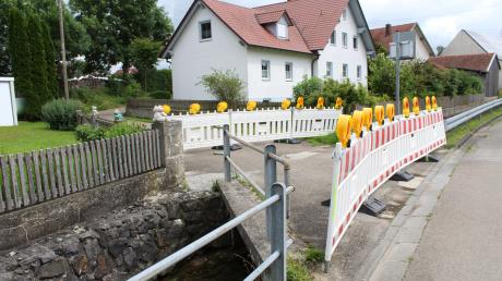 Einig war sich der Gemeinderat, dass die baufällige Brücke in der Bachstraße, die gesperrt werden musste, nur noch durch eine kleinere Brücke für Radfahrer und Fußgänger ersetzt wird.  	