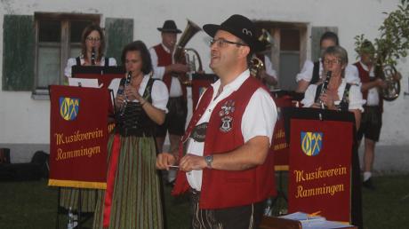 Andreas Rest und die Stammkapelle des Musikvereins in Höchstform. Bei der Serenade zeigten die Musikerinnen und Musiker, dass sie auch in der langen Coronapause nichts verlernt haben. 	 