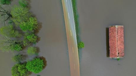 Auch im Unterallgäu treten nach starken Niederschlägen immer wieder Flüsse und Bäche über die Ufer. Unser Bild ist von 2019 und entstand bei Dirlewang, wo das Wasser der Mindel aufgestaut wurde, um das Dorf vor Hochwasser zu schützen. 	