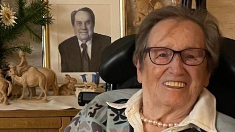 Anni Högel, Seniorchefin der Hans Högel KG, wird heute 100 Jahre alt. Gemeinsam mit ihrem inzwischen verstorbenen Mann Hans (im Hintergrund) führte sie jahrzehntelang das Mindelheimer Verlagshaus.  	