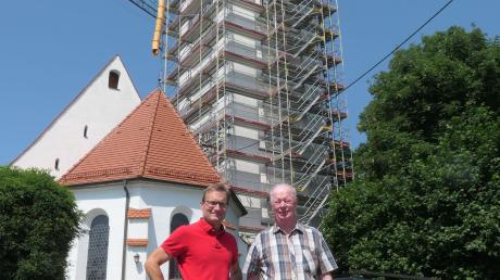 Ingenieur Gerhard Scherner und Kirchenpfleger Günther Heinrich vor der Eppishauser Kirche mit dem eingerüsteten Turm.