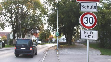 Die Geschwindigkeitsanzeigetafel an der Mindelheimer Straße in Wiedergeltingen zeigt grünes Signal, der Fahrer hat in diesem Fall alles richtig gemacht. Doch vermehrt an dieser Stelle, die zeitlich reglementiert ist, beobachten Gemeinderatsmitglieder Autofahrer mit zu hoher Geschwindigkeit. 