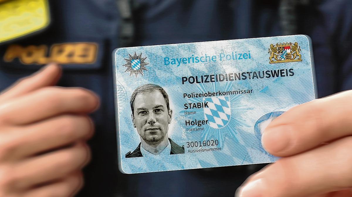 Landkreis Neu-Ulm: Neuer Polizei-Ausweis soll Betrügern das Leben schwer  machen
