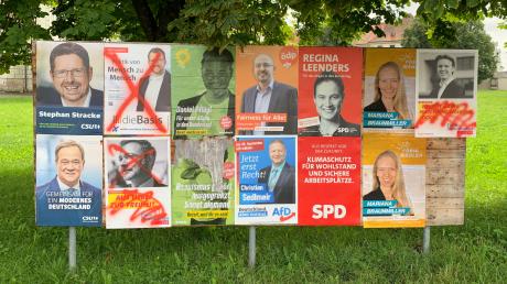 Auch bei der Bundestagswahl 2021 beschädigen Unbekannte mutwillig viele Wahlplakate. Das Foto entstand in Ottobeuren, ein Markt im oberschwäbischen Landkreis Unterallgäu.