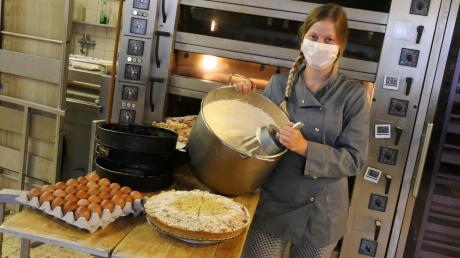 Bei der Bäckerei Holzheu in Dirlewang ist Michaela Gom vor allem für die süßen Sachen zuständig. Die Konditorin zaubert Kuchen und Torten.