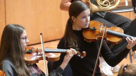 Nina Roch (links) und Emilia-Rosa Hofmann bei der Tutti-Probe in Bad Wörishofen. In der Kneippstadt bereitet sich das vbw-Festivalorchester auf das Konzert am ersten Festivalwochenende vor. 