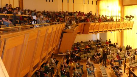 Kursaal statt Kurssaal: 274 Schülerinnen und Schüler aus mehreren Unterallgäuer Schulen tauschten das Klassenzimmer mit Plätzen vor der Kurhaus-Bühne in Bad Wörishofen. 