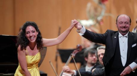 Tosender Applaus für Beatrice Rana: Die Italienier eröffnete das Festival der Nationen in Bad Wörishofen gemeinsam mit der Camerata Salzburg unter der Leitung von François Leleux (rechts).