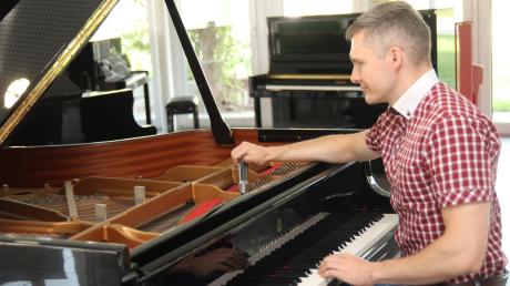 Der richtige Dreh für den perfekten Ton: Philipp Ernle genießt das Vertrauen von Weltstars wie Lang Lang. Das Festival der Nationen ist für den Klavierbauer ein echtes Heimspiel.  	