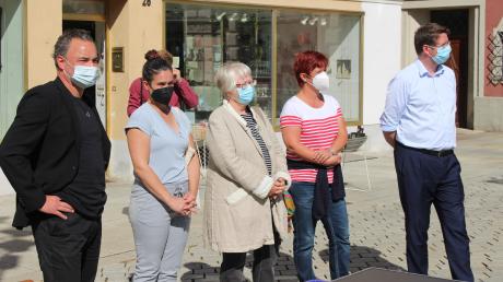 Die ganz große Koalition in Sachen Klimaschutz auf dem Mindelheimer Marienplatz: Daniel Pflügl (Grüne), Regina Leenders (SPD), Rosina Rottmann-Börner (ÖDP), Susanne Ferschl (Linke) und Stephan Stracke (CSU).  	