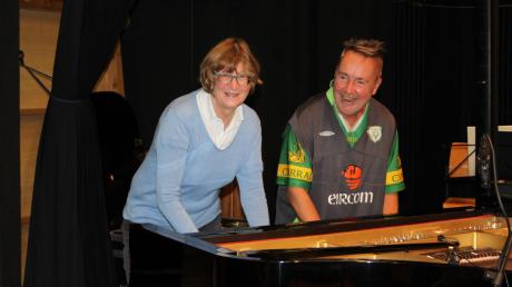 Stargeiger Nigel Kennedy kann es auch am Klavier – da muss auch MZ-Reporterin Karin Donath spontan mit ran. 