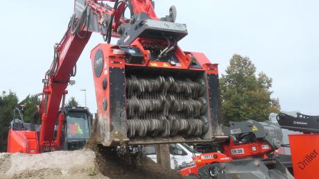 Zahlreiche Baumaschinen waren bei der Roadshow in Pfaffenhausen zu sehen. Das ausgehobene Material kann vor Ort ausgesiebt, zerkleinert und gleich an Ort und Stelle wieder neu verwendet werden. 	