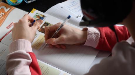 Zuhause lernen statt Schule: Auch Schulkinder sind derzeit von Quarantäne-Anordnungen betroffen. 
