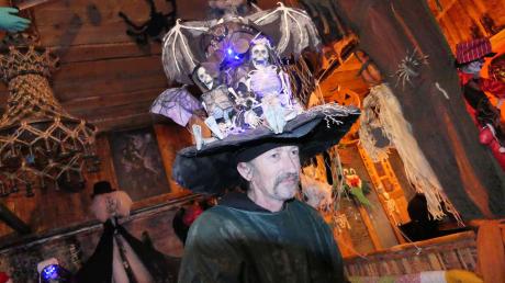 Manfred Büttner mit einem der Hüte, mit denen er und seine Frau nicht nur an Halloween, sondern auch bei Gothic-Festivals viele Blicke auf sich ziehen. Jeder der Hüte erzählt eine Geschichte. 	