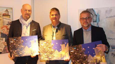 Kurt-Jochen Walter, Rotary-Präsident Roman Albrecht und Frank Aschenbrenner (von links) präsentieren den Rotary-Adventskalender. 	