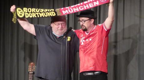 Wenn sich ein glühender Bayern-Fan (Helmut A. Binser, rechts) und ein nicht minder glühender Fan von Borussia Dortmund (Tscharlie Hemmer) in den Armen liegen – dann ist das wohl eine echte Freundschaft. 	 