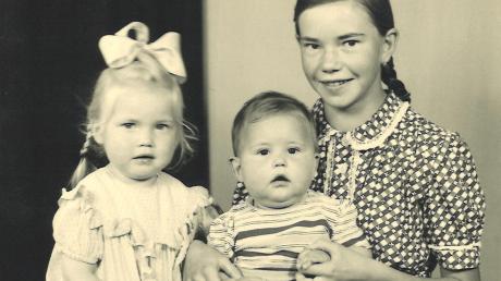 Erika Mussack (rechts) mit ihrer Schwester Margarita und dem Bruder Michael, die in Pfaffenhausen aufgewachsen sind. 	